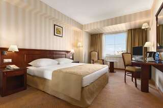 Отель Ramada Hotel & Suites by Wyndham Bucharest North Бухарест Номер Делюкс с кроватью размера «queen-size» - Для некурящих-1