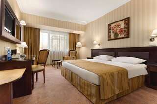 Отель Ramada Hotel & Suites by Wyndham Bucharest North Бухарест Номер Делюкс с кроватью размера «king-size» - Для некурящих-1