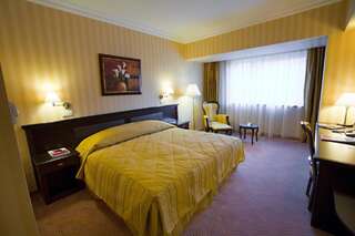 Отель Ramada Hotel & Suites by Wyndham Bucharest North Бухарест Номер Делюкс с кроватью размера «king-size» - Для некурящих-3