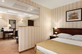 Отель Ramada Hotel & Suites by Wyndham Bucharest North Бухарест Номер бизнес-класса с 1 кроватью размера «king-size» - Для некурящих-1