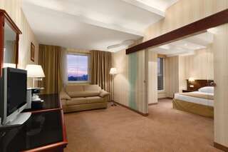 Отель Ramada Hotel & Suites by Wyndham Bucharest North Бухарест Люкс с кроватью размера «king-size» и мини-кухней - Для некурящих-2