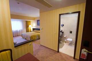 Отель Ramada Hotel & Suites by Wyndham Bucharest North Бухарест Люкс с кроватью размера «king-size» и мини-кухней - Для некурящих-3