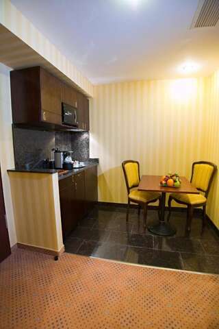 Отель Ramada Hotel & Suites by Wyndham Bucharest North Бухарест Люкс с кроватью размера «king-size» и мини-кухней - Для некурящих-5