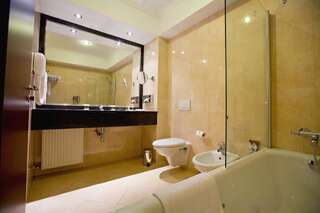Отель Ramada Hotel & Suites by Wyndham Bucharest North Бухарест Люкс с кроватью размера «king-size» и мини-кухней - Для некурящих-6