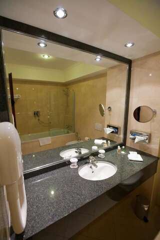 Отель Ramada Hotel & Suites by Wyndham Bucharest North Бухарест Номер Делюкс с кроватью размера «queen-size» - Для некурящих-2