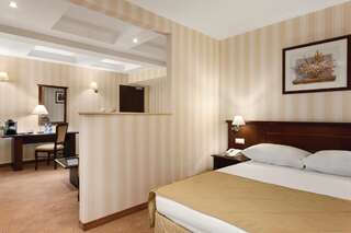 Отель Ramada Hotel & Suites by Wyndham Bucharest North Бухарест Номер бизнес-класса с 1 кроватью размера «king-size» - Для некурящих-6