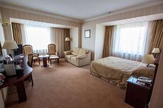 Отель Ramada Hotel & Suites by Wyndham Bucharest North Бухарест Номер бизнес-класса с 1 кроватью размера «king-size» - Для некурящих-9