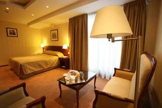 Отель Ramada Hotel & Suites by Wyndham Bucharest North Бухарест Люкс с кроватью размера «king-size» - Для некурящих-1