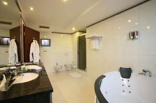 Отель Ramada Hotel & Suites by Wyndham Bucharest North Бухарест Люкс с кроватью размера «king-size» - Для некурящих-2