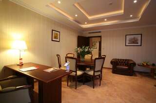 Отель Ramada Hotel & Suites by Wyndham Bucharest North Бухарест Люкс с кроватью размера «king-size» - Для некурящих-3
