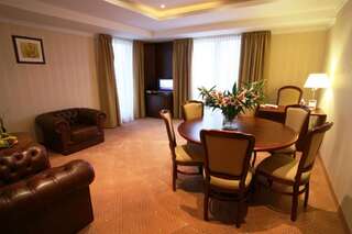 Отель Ramada Hotel & Suites by Wyndham Bucharest North Бухарест Люкс с кроватью размера «king-size» - Для некурящих-4