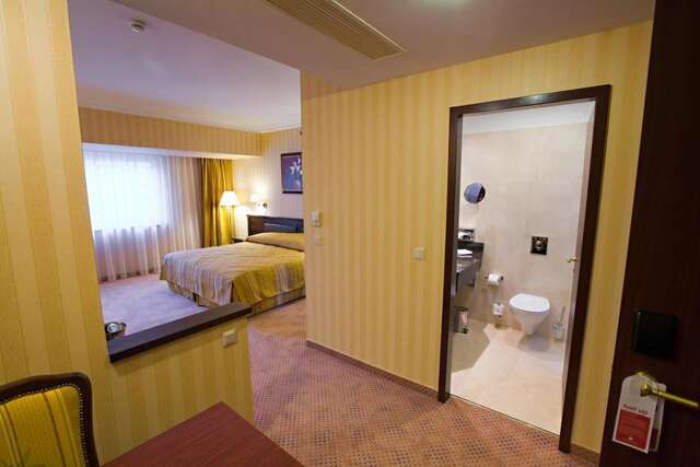 Отель Ramada Hotel & Suites by Wyndham Bucharest North Бухарест-28
